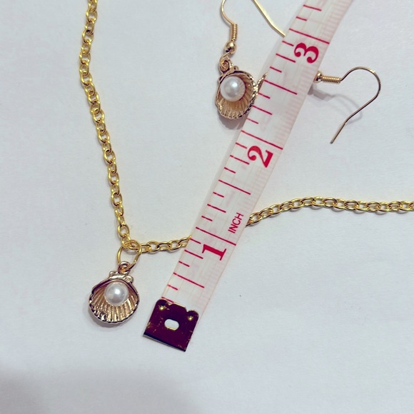 Gold plated faux pearl charm chain necklace seashell earring set - Picture 4 of 5